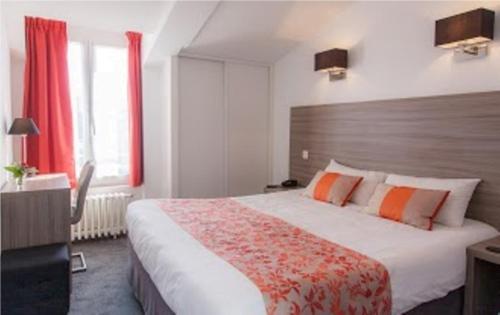 - une chambre avec un grand lit et des rideaux rouges dans l'établissement Hôtel Atlantic, à La Rochelle