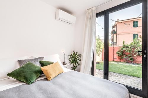 Postel nebo postele na pokoji v ubytování Microcosmo La Spezia