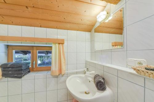 A bathroom at Jaudenhof - Apartment Hochalm