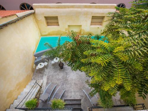 uma vista panorâmica de um edifício com piscina em Casa d’arte Ugdulena con piscina e terrazza em Palermo