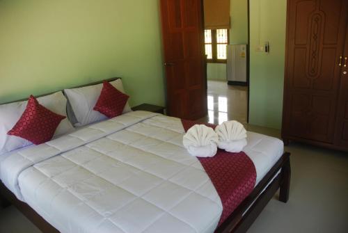 A bed or beds in a room at Anacar Bungalows