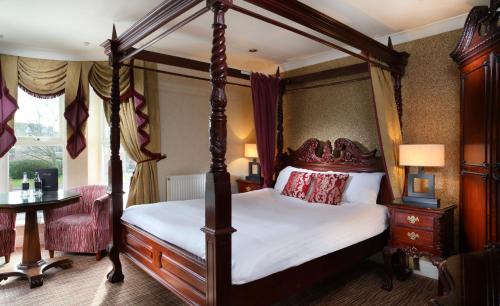 En eller flere senge i et værelse på Warrington Fir Grove Hotel, Sure Hotel Collection by BW