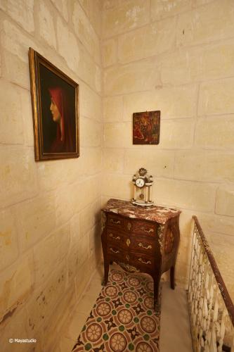 a corner of a room with a table and a painting at Provicario in Victoria