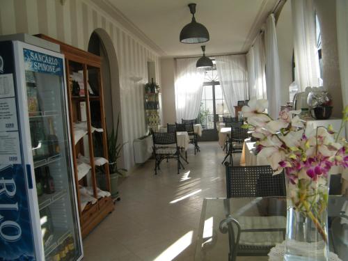 une chambre avec un vase de fleurs sur une table dans l'établissement Villa Franca in Franciacorta, à Passirano