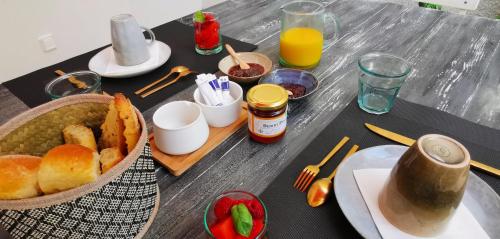 Doručak je dostupan u objektu LA CENTENAIRE GRUISSAN - Maison d'Hôte
