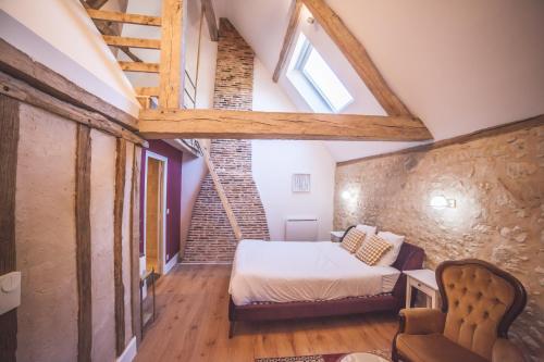 Un pat sau paturi într-o cameră la Le Petit Nançay
