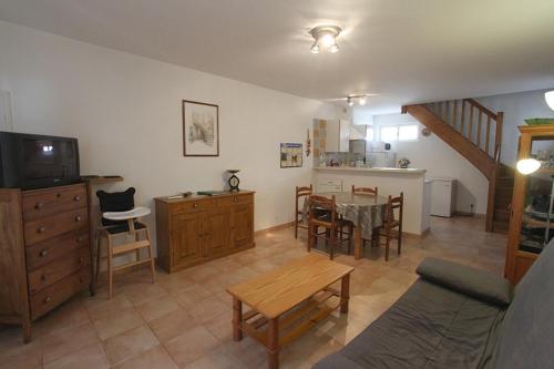 un salon avec une cuisine et une salle à manger dans l'établissement Les Glycines, à Mollégès