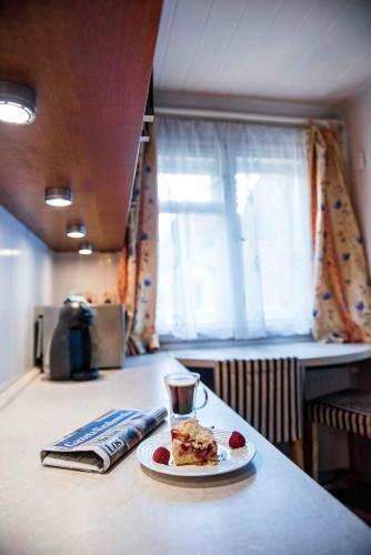 a plate of food sitting on a counter with a drink at Domek w Dąbrowie in Wielogłowy
