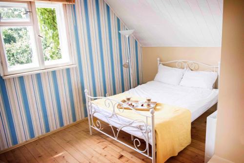 Una cama o camas en una habitación de Domek w Dąbrowie