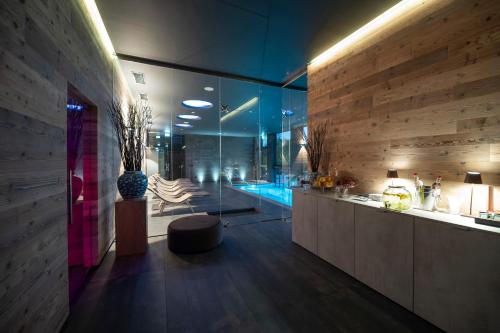 a bathroom with a swimming pool in the middle of it at Phi Hotel Piajo in Nembro