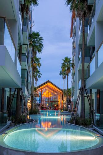 Surin Beach Residence - Official Accountの敷地内または近くにあるプール