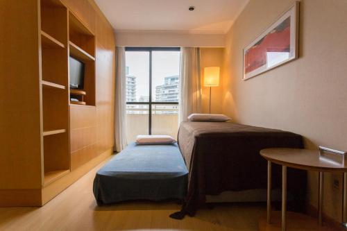 ein Hotelzimmer mit 2 Betten und einem Fenster in der Unterkunft (2708)Flat Ibirapuera Special (Apt particular) in São Paulo