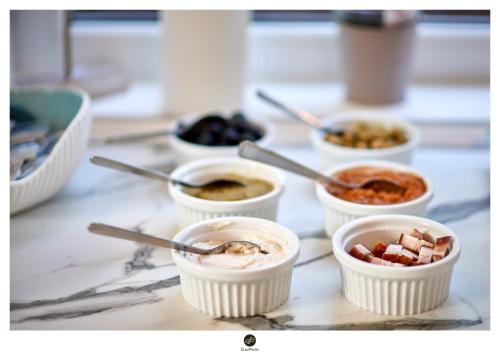 FOX VALLEY VILLA في بريدال: مجموعة من أطباق الطعام على طاولة