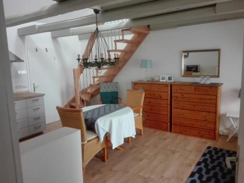 een kamer met een trap en een tafel en stoelen bij Maisonette "im Alten Pfarrhaus" in Neuruppin