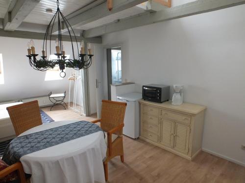 een eetkamer met een tafel en een magnetron bij Maisonette "im Alten Pfarrhaus" in Neuruppin