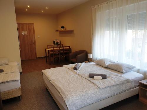 Postel nebo postele na pokoji v ubytování Mediterrán Villa Kecskemét