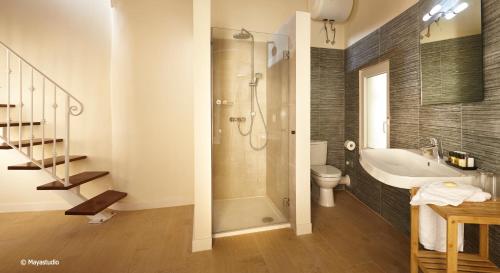 a bathroom with a shower and a sink and a toilet at Provicario in Victoria