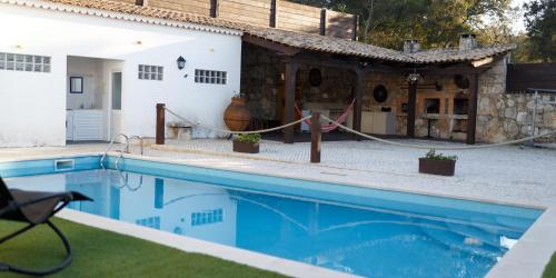 a villa with a swimming pool and a house at Quinta dos Canteiros in Fátima