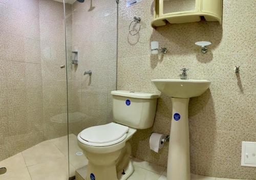 ein Bad mit einem WC, einem Waschbecken und einer Dusche in der Unterkunft PyEnsa Cartagena in Cartagena de Indias