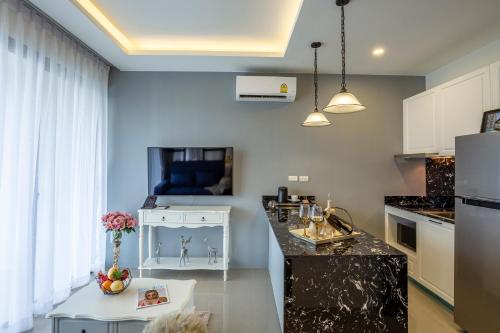 Surin Beach Residence - Official Accountにあるキッチンまたは簡易キッチン