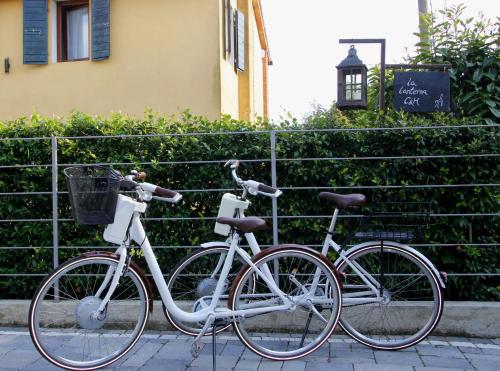 zwei Fahrräder stehen neben einem Zaun. in der Unterkunft La Lanterna Camere & More in Quinto Vicentino