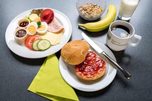 ノイミュンスターにあるKiek in AöR Jugendherberge & Hostelの朝食2皿、コーヒー1杯