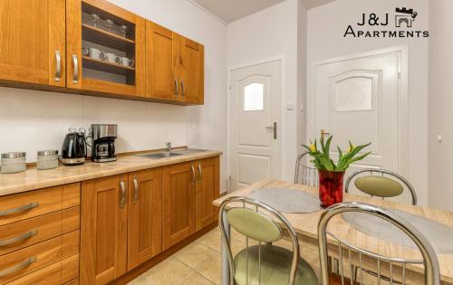 Kuchyňa alebo kuchynka v ubytovaní J&J Apartments, Łazienna 30 Apartament 8/1