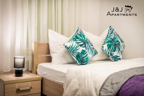 מיטה או מיטות בחדר ב-J&J Apartments, Łazienna 30 Apartament 8/1