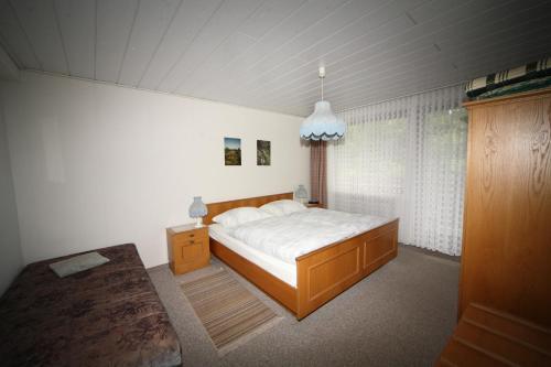 Un pat sau paturi într-o cameră la Haus Grüne Insel - Ferienwohnungen