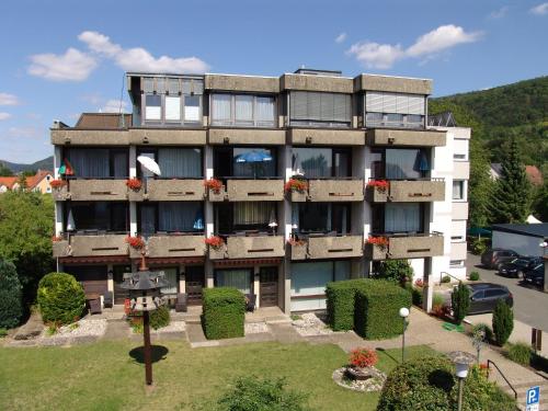 un immeuble d'appartements avec un jardin en face dans l'établissement Resengörg, à Ebermannstadt