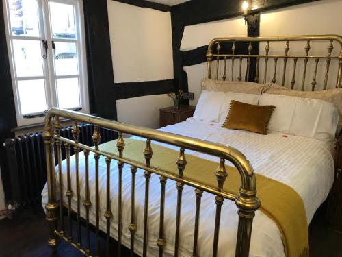 Ένα ή περισσότερα κρεβάτια σε δωμάτιο στο "Wesley House" Historic home in town Centre with Parking