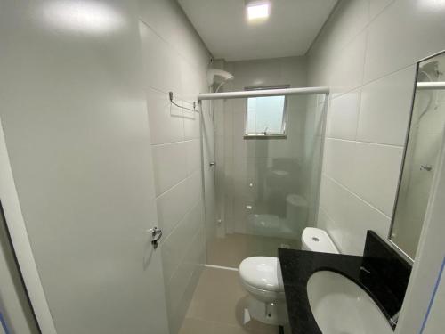 y baño con aseo, lavabo y ducha. en Edifício Florenza, en Bombinhas