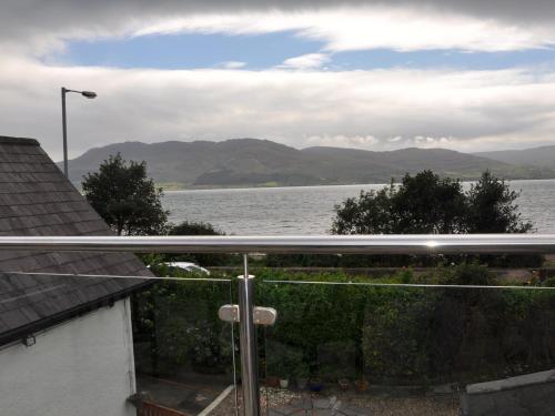 uitzicht op het water vanaf het balkon van een huis bij The Oystercatcher in Rostrevor