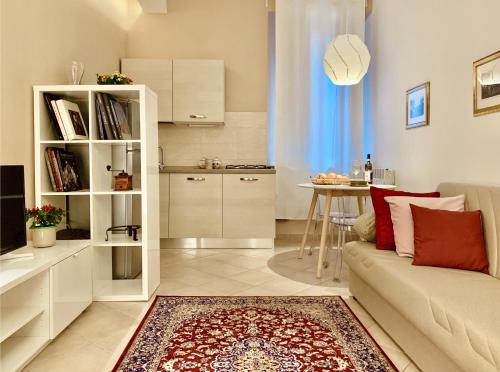 uma sala de estar com um sofá e uma cozinha em Casa di Vasco - Home of Vasco em San Miniato