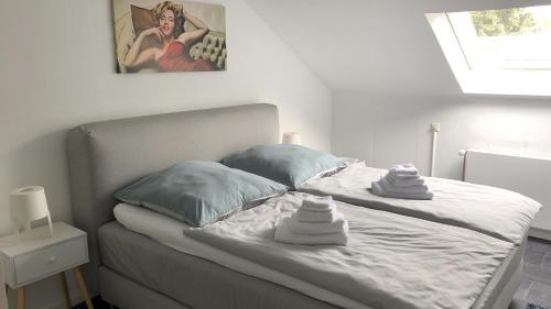 1 dormitorio con 1 cama con toallas en FeWo Stryck Idyllika, en Willingen