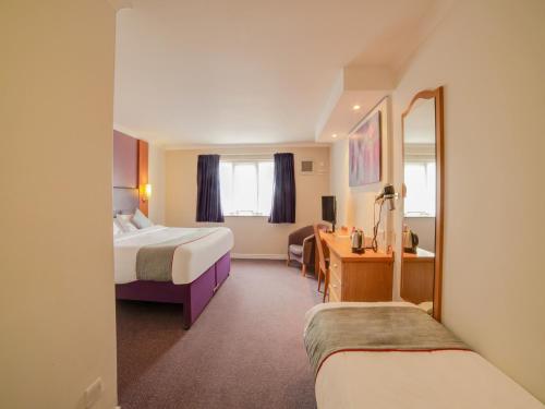 OYO Lakeside Haydock Hotel, St Helens tesisinde bir odada yatak veya yataklar