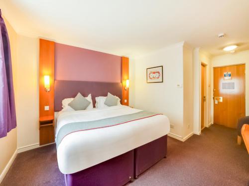 Postel nebo postele na pokoji v ubytování OYO Lakeside Haydock Hotel, St Helens