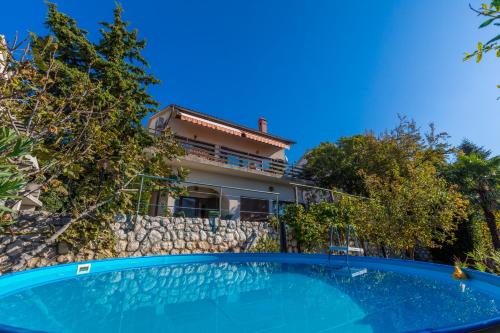 a villa with a swimming pool and a house at Dramalj Queen in Dramalj