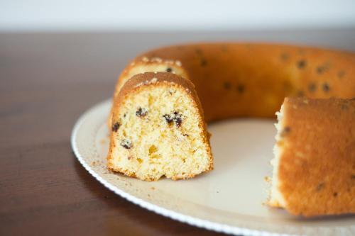 a piece of cake on a plate next to a banana at Bed & Breakfast Torrechiara in Torrechiara