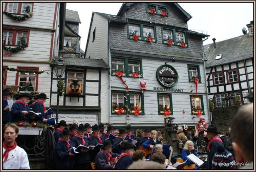 a crowd of people standing in front of a building at Chalet Le Grand Cerf in Bullange
