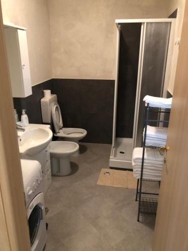 a bathroom with a sink and a toilet and a shower at A 4 chilometri dal belvedere più bello delle Langhe in La Morra
