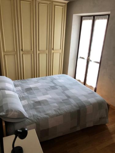 sypialnia z łóżkiem i dużym oknem w obiekcie A 4 chilometri dal belvedere più bello delle Langhe w mieście La Morra