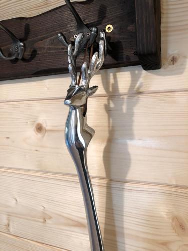 a metal object hanging on a wooden door at Ausseer Chalet (nahe Hallstatt), Appartements in Bad Aussee