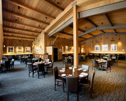 um restaurante com tectos e mesas e cadeiras de madeira em Yosemite Valley Lodge em Yosemite Village