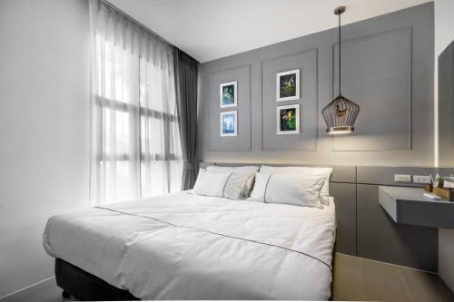 Posteľ alebo postele v izbe v ubytovaní PALMYRAH SURIN, MODERN 1BR with Terrace, 150 meters to Surin Beach