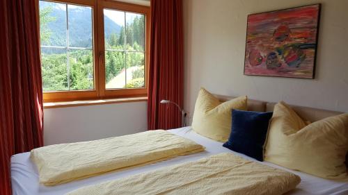 - un lit dans une chambre avec fenêtre dans l'établissement Privathaus Achensee, à Achenkirch