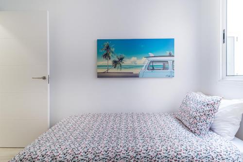 テルデにあるSan Juan Fresh Flatのベッドと壁に絵が飾られた寝室