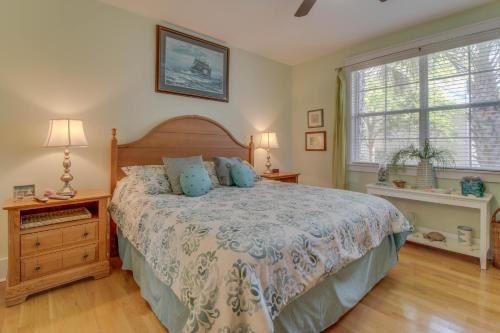 Un pat sau paturi într-o cameră la Barefoot Cottages #C56