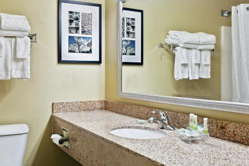 Ett badrum på Country Inn & Suites by Radisson, Moline Airport, IL