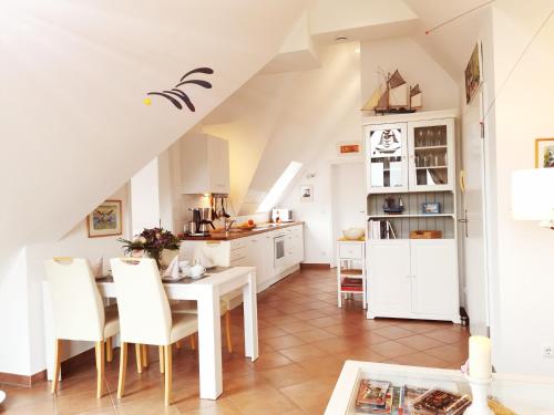 Una cocina y un comedor con mesa y sillas. en Ferienwohnung Weitblick, en Prerow